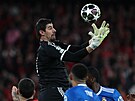 Branká� Realu Courtois v akci v zápase Ligy mistr�.