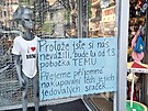 Cedule, kterou vyv�sili majitelé krámku Ptákoviny s �ertovnými p�edm�ty na...