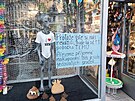 Cedule, kterou vyv�sili majitelé krámku Ptákoviny s �ertovnými p�edm�ty na...