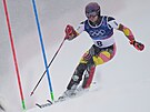 Belgi�an Armand Marchant b�hem prvního kola slalomu mu��. (16. února 2026)