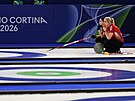 Jasmin Holtermannová z Dánska a Denise Dupontová z Dánska sledují pr�b�h zápasu...
