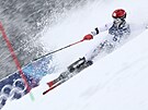 Marek Müller padá p�i sjezdu b�hem slalomu. (16. února 2026)
