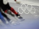 Brusla�i sout�í v závod� mu�� na 500 metr� v short tracku. (16. února 2026)