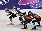 Tým Koreje a tým Nizozemska si p�edávají �tafetu b�hem závodu mu�� na 5000 m v...