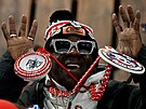 Raper Flavor Flav fandí b�hem utkání curlingu. ( 16. února 2026)