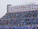 Diváci sedí na tribunách b�hem alpského ly�ování, slalomu mu��. (16. února 2026)