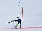 Izraelský Barnabas Szollos p�ekra�uje cílovou �áru v slalomu mu��. (16. února...