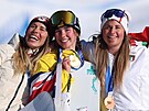 Eva Adamczyková (vlevo) vybojovala ve snowboardcrossu olympijské st�íbro. (13....
