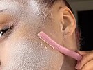 Je dermaplaning nebezpe�ný? Minimáln� pro za�átek odborníci v�ele doporu�ují...