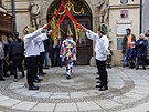 Masopustní pr�vod plný krojovaných ú�astník� i rozli�ných masek pro�el také...