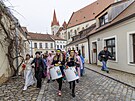 Masopustní pr�vod plný krojovaných ú�astník� i rozli�ných masek pro�el také...