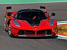 FXX-K Evo k motoru V12 o objemu 6,3 l p�idává hybridní jednotku KERS, �ím� se...