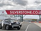 Majitelé Aston Martinu DB4 dostali k vozu i dvouletý �idi�ský program.