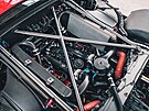 K pohonu slou�í p�epl�ovaný motor V8 3,9 l s výkonem 670 koní.
