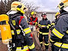 Po�ár skladu v Dolní Rovni likvidovalo 14 jednotek hasi��. (10. února 2026)