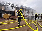 Po�ár skladu v Dolní Rovni likvidovalo 14 jednotek hasi��. (10. února 2026)