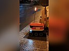 Robotický kurýr spole�nosti Foodora p�ejí�dí Libe�ský most a vrací se na noc do...
