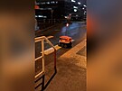 Robotický kurýr spole�nosti Foodora p�ejí�dí Libe�ský most a vrací se na noc do...