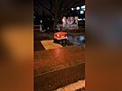 Robotický kurýr spole�nosti Foodora p�ejí�dí Libe�ský most a vrací se na noc do...