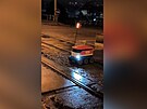 Robotický kurýr spole�nosti Foodora p�ejí�dí Libe�ský most a vrací se na noc do...