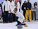 Snowboardistka a st�íbrná medailistka Eva Adamczyková p�ijela v úterý nav�tívit...