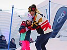 Snowboardistka a st�íbrná medailistka Eva Adamczyková p�ijela v úterý nav�tívit...