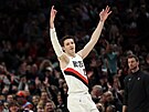 Vít Krej�í z Portland Trail Blazers slaví svou trojku.