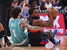 LaMelo Ball (1) z Charlotte Hornets atakuje v zápase s Detroit Pistons...