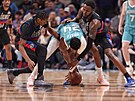 Brandon Miller (24) z Charlotte Hornets se v zápase s Detroit Pistons ocitl pod...