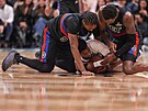 Brandon Miller (24) z Charlotte Hornets se v zápase s Detroit Pistons ocitl pod...