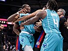 Moussa Diabaté (14) z Charlotte Hornets v centru pranice s Detroit Pistons