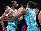 Moussa Diabaté (14) z Charlotte Hornets b�hem pranice s Detroit Pistons, krotí...