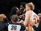 Naz Reid (s dredy) z Minnesota Timberwolves a Mouhamed Gueye z Atlanta Hawks se...