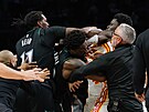 Naz Reid (v �erném) z Minnesota Timberwolves a Mouhamed Gueye z Atlanta Hawks...