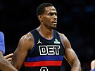 Jalen Duren (0) z Detroit Pistons opou�tí palubovku po svém vylou�ení.