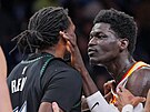 Mouhamed Gueye (v bílém) z Atlanty provokuje Naze Reida z Minnesoty.