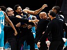 Tobias Harris z Detroit Pistons v centru pranice b�hem zápasu s Charlotte...