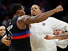 Jalen Duren (vlevo) z Detroit Pistons a Miles Bridges z Charlotte Hornets b�hem...