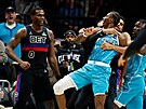 Jalen Duren (vlevo) z Detroit Pistons a Moussa Diabaté z Charlotte Hornets...