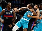 Jalen Duren (vlevo) z Detroit Pistons a Moussa Diabaté z Charlotte Hornets...