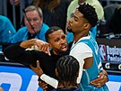 Roz�ilený trenér Charles Lee ze Charlotte Hornets a jeho sv��enec Brandon...