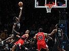 Drake Powell (4) z Brooklyn Nets p�i pokusu dostat se k mí�i v zápase s Chicago...