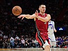 Nikola Jovi� (vlevo) z Miami Heat p�ihrává v zápase s Utah Jazz, brání ho Cody...
