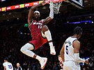 Bam Adebayo (13) z Miami Heat sme�uje v zápase s Utah Jazz, sleduje ho Cody...