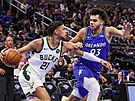 Noah Penda (93) z Orlando Magic brání v zápase s Milwaukee Bucks, do útoku ve...