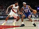 Blake Wesley (1) z Portland Trail Blazers brání v zápase s Philadelphia 76ers,...