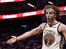 Brandin Podziemski (2) z Golden State Warriors je nespokojený se sudím.