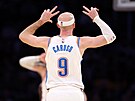Alex Caruso (9) z Oklahoma City Thunder slaví trojku.