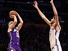 Austin Reaves (15) z Los Angeles Lakers st�ílí na ko� Oklahoma City Thunder...