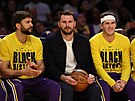 Zran�ný Luka Don�i� sleduje zápas LA Lakers.
